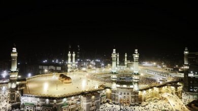 Découvrez la beauté nocturne de Makkah by Night. Plongez dans l'éclat sacré de la ville sainte illuminée, où la nuit révèle toute sa magie.