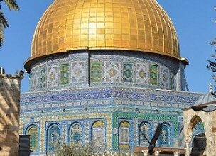 Découvrez l'histoire sacrée et l'importance de la mosquée Al-Aqsa, un lieu emblématique de dévotion pour les musulmans du monde entier.