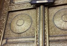 Découvrez l'histoire et la signification spirituelle de la Porte de la Kaaba, un lieu empreint de dévotion et de révérence dans l'islam.