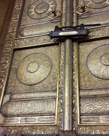Découvrez l'histoire et la signification spirituelle de la Porte de la Kaaba, un lieu empreint de dévotion et de révérence dans l'islam.