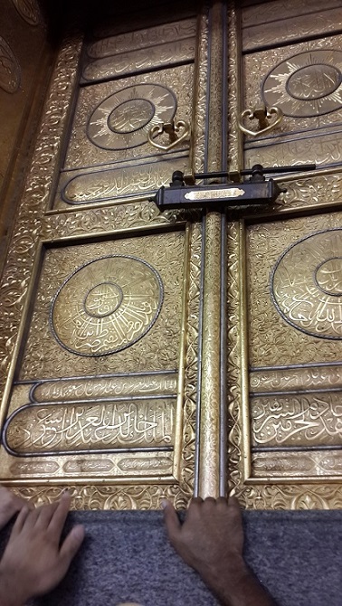 Découvrez l'histoire et la signification spirituelle de la Porte de la Kaaba, un lieu empreint de dévotion et de révérence dans l'islam.