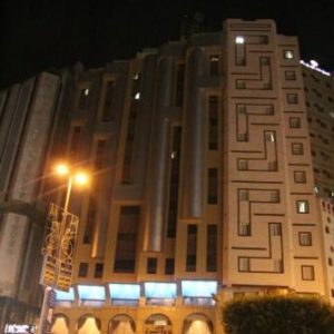 Séjournez à l'Hôtel Luluat Al Sharq, La Mecque, à 500m du Haram. Profitez de chambres confortables et d'un emplacement idéal.