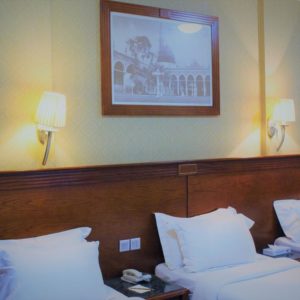 Séjournez à l'Hotel Al Qiblah Manazeli, idéalement situé à Médine pour un confort exceptionnel et un accès facile à la Mosquée du Prophète.