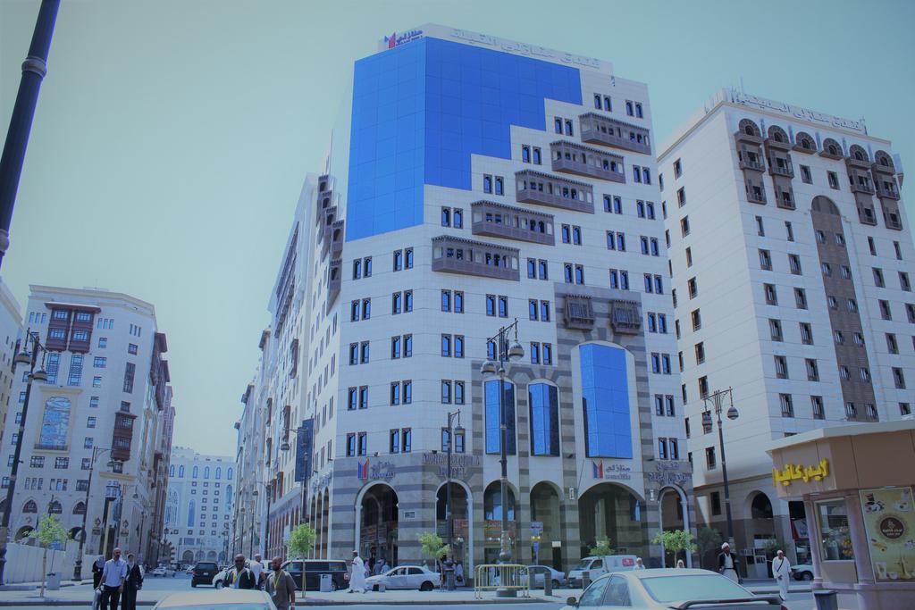 Séjournez à l'Hotel Al Qiblah Manazeli, idéalement situé à Médine pour un confort exceptionnel et un accès facile à la Mosquée du Prophète.