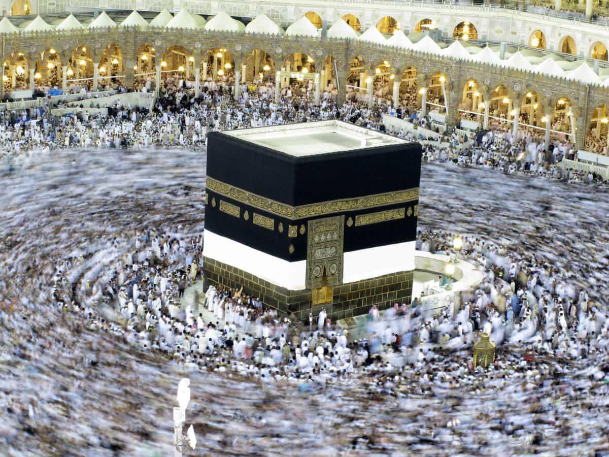 Découvrez 7 choses surprenantes sur la Kaaba, de ses reconstructions historiques à la tradition unique de la Kiswah et la garde des clés.