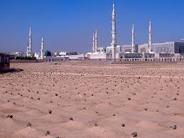 Découvrez Al Baqi, le cimetière sacré de Médine où reposent les proches du Prophète (ﷺ) et d'autres figures islamiques,
