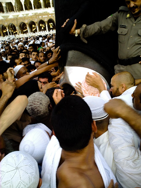 Clarification sur le rite de toucher la Pierre Noire durant le Hajj et la Omra : une sunna, pas une obligation.
