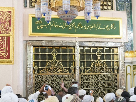 Découvrez l'histoire et la signification de la tombe du prophète Mohammed à Médine dans cet article sur la spiritualité islamique. tombe prophète Médine