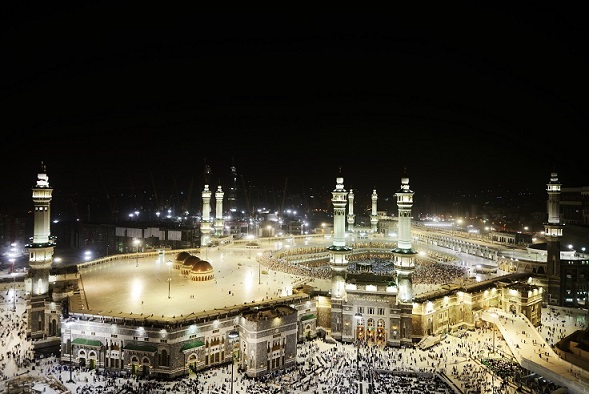 Découvrez la beauté nocturne de Makkah by Night. Plongez dans l'éclat sacré de la ville sainte illuminée, où la nuit révèle toute sa magie.