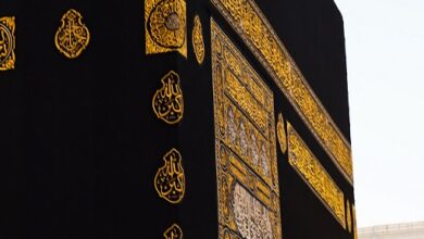 Découvrez la Kiswa de la Kaaba : Un symbole sacré d'unité et de dévotion dans l'islam. Le manteau sacré de l'islam.