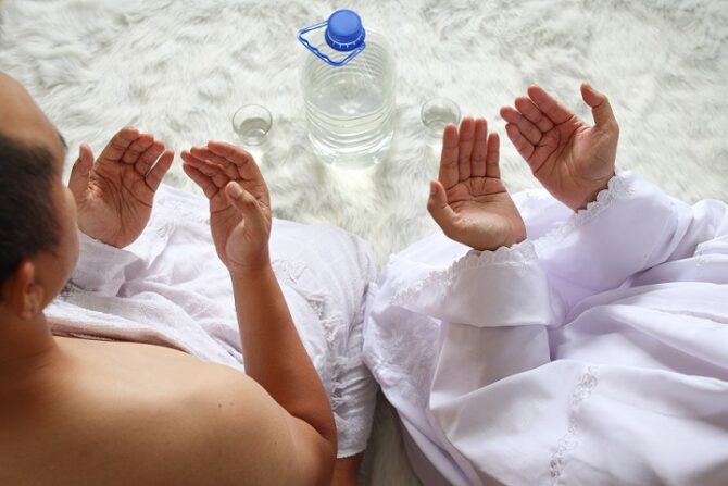 Le Puits de Zamzam : son histoire, son rôle dans les rites du Hajj et de la Omra, et les miracles de cette eau bénite.