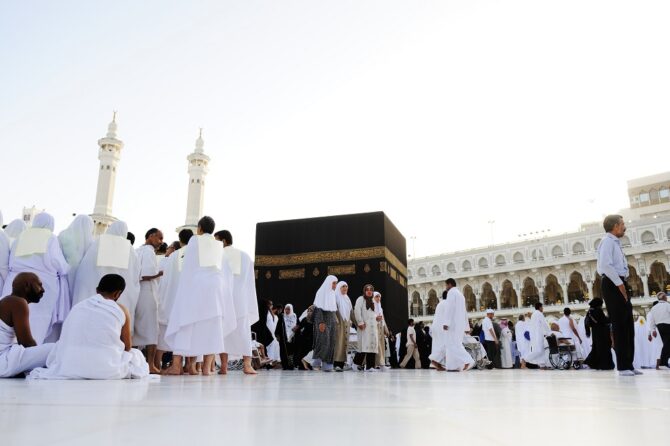 Découvrez l'importance spirituelle des dix premiers jours de Dhul-Hijjah, les actes recommandés et des témoignages sur leur impact.