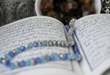 Explorez l'Importance du Jeûne pendant le Ramadan, un mois de dévotion et de partage qui renforce la foi et la solidarité.