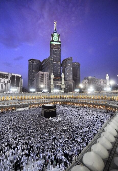 Explorez le Hajj, un pilier essentiel de l'islam, offrant aux pèlerins des rites de purification spirituelle et des récompenses divines.