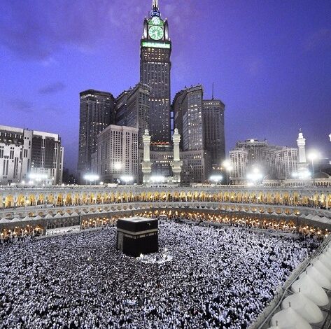 Explorez le Hajj, un pilier essentiel de l'islam, offrant aux pèlerins des rites de purification spirituelle et des récompenses divines.