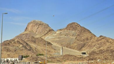 Explorez Jabel el Noor, la Montagne de la Révélation, un lieu sacré pour les musulmans, symbole de spiritualité et d'histoire à La Mecque.
