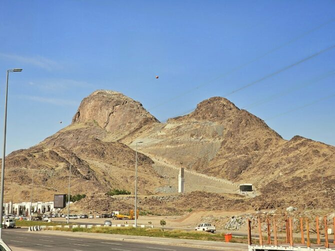 Explorez Jabel el Noor, la Montagne de la Révélation, un lieu sacré pour les musulmans, symbole de spiritualité et d'histoire à La Mecque.
