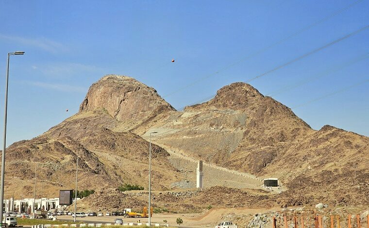 Explorez Jabel el Noor, la Montagne de la Révélation, un lieu sacré pour les musulmans, symbole de spiritualité et d'histoire à La Mecque.
